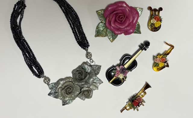 パンフラワーとシルバーアクセサリー