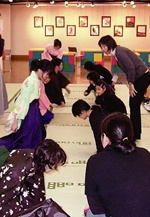 アクロス福岡・お正月企画　楽しく遊ぼう「かるた祭り」