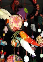 年の瀬を華やかにまりと吊り雛おひな様