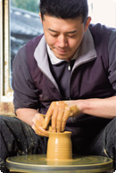 つくる器分の陶土から形成していく独自の作陶方法は、海外で得たもの