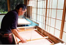 和紙の原料も、山に入り楮を集めるところから、皮を剥いで繊維にするまで全て手がける