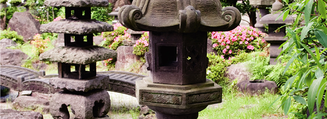 四季移ろう日本庭園に、趣を添える石灯籠。春日型(手前)、自然五重型(奥)