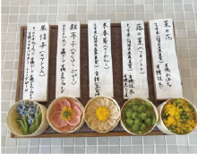 小さなわっぱに詰め込んだ花おはぎ「こはぎ」400円ほか